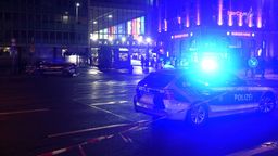 Ein Polizeiauto steht bei einem Polizeieinsatz am Münchner Hauptbahnhof.  | Bild:picture alliance/dpa | Felix Hörhager 