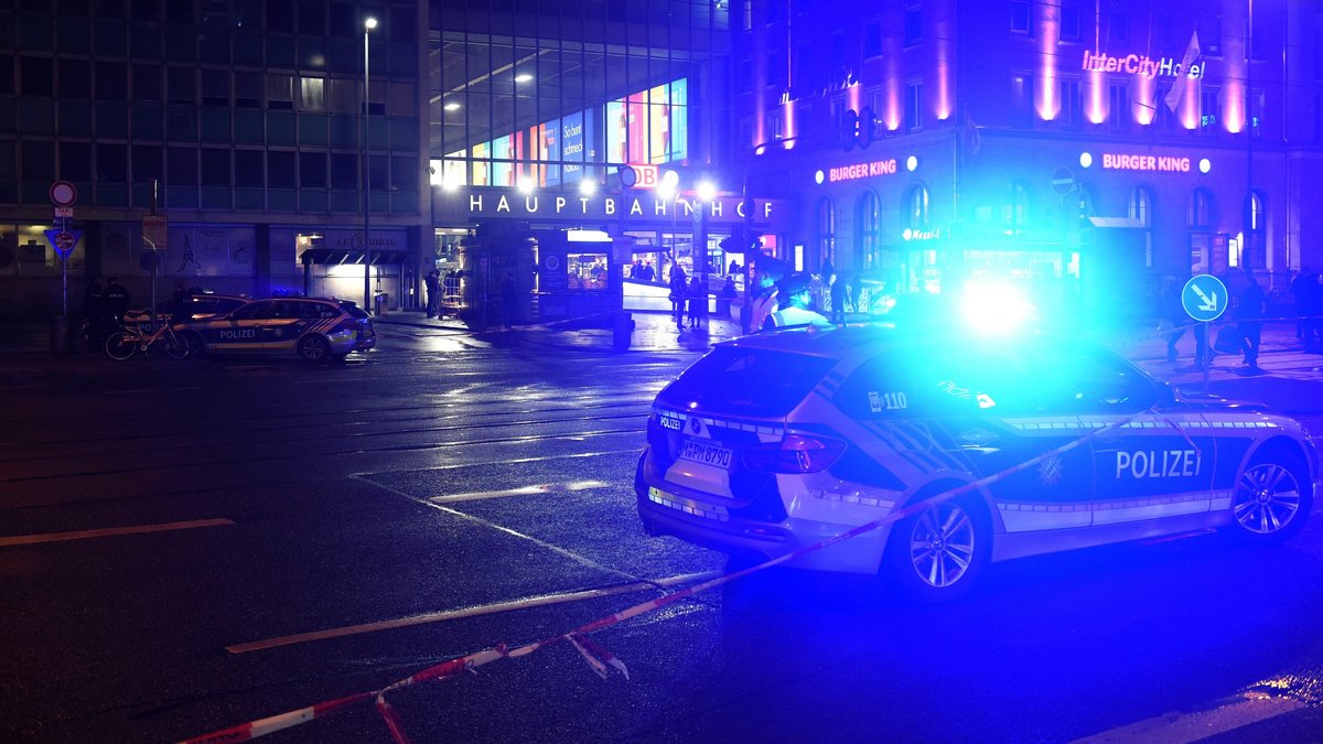 Ein Polizeiauto steht bei einem Polizeieinsatz am Münchner Hauptbahnhof. 