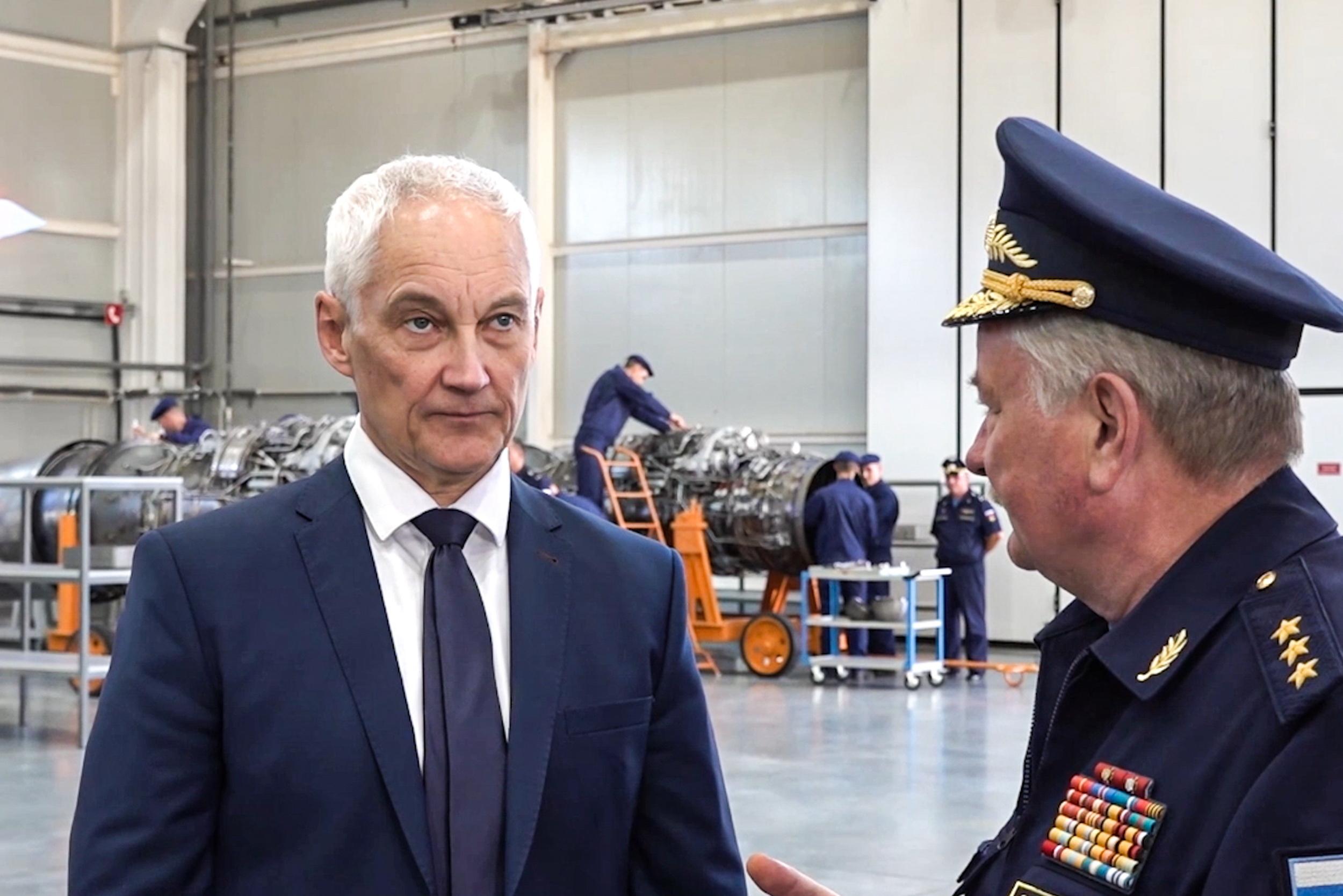 Im Gespräch mit einem Offizier