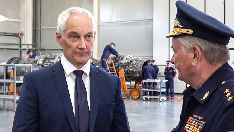 Im Gespräch mit einem Offizier | Bild: Russisches Verteidgungsministerium/Picture Alliance Im Gespräch mit einem Offizier