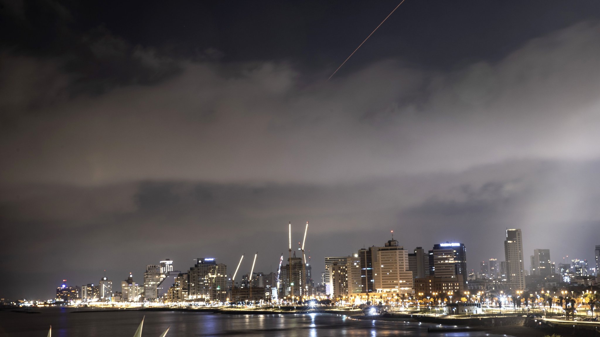 Israels Hauptstadt Tel Aviv in der Nacht auf den 14. April.