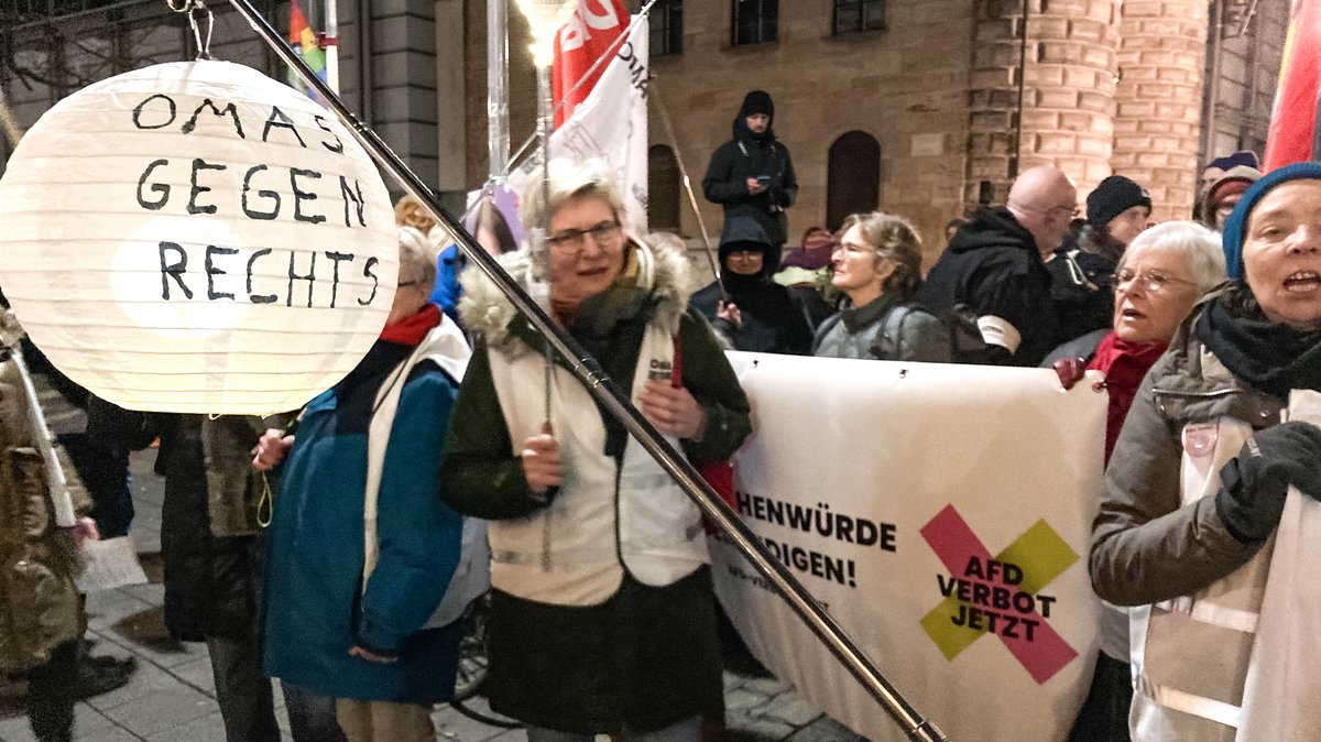 "Mach Dein Kreuz ohne Haken!": Aktionstag der Omas gegen Rechts