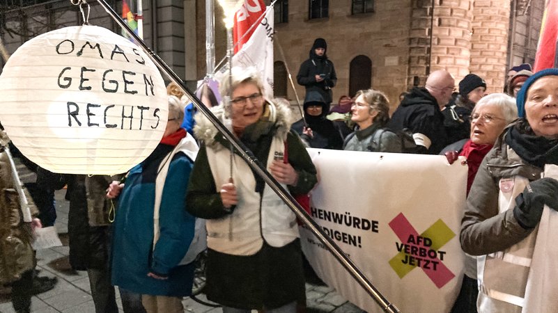 Die Omas gegen Rechts demonstrieren in der Nürnberger Innenstadt gegen eine rechtsextreme Kundgebung | Bild: BR24 / Tanja Oppelt Die Omas gegen Rechts demonstrieren in der Nürnberger Innenstadt gegen eine rechtsextreme Kundgebung