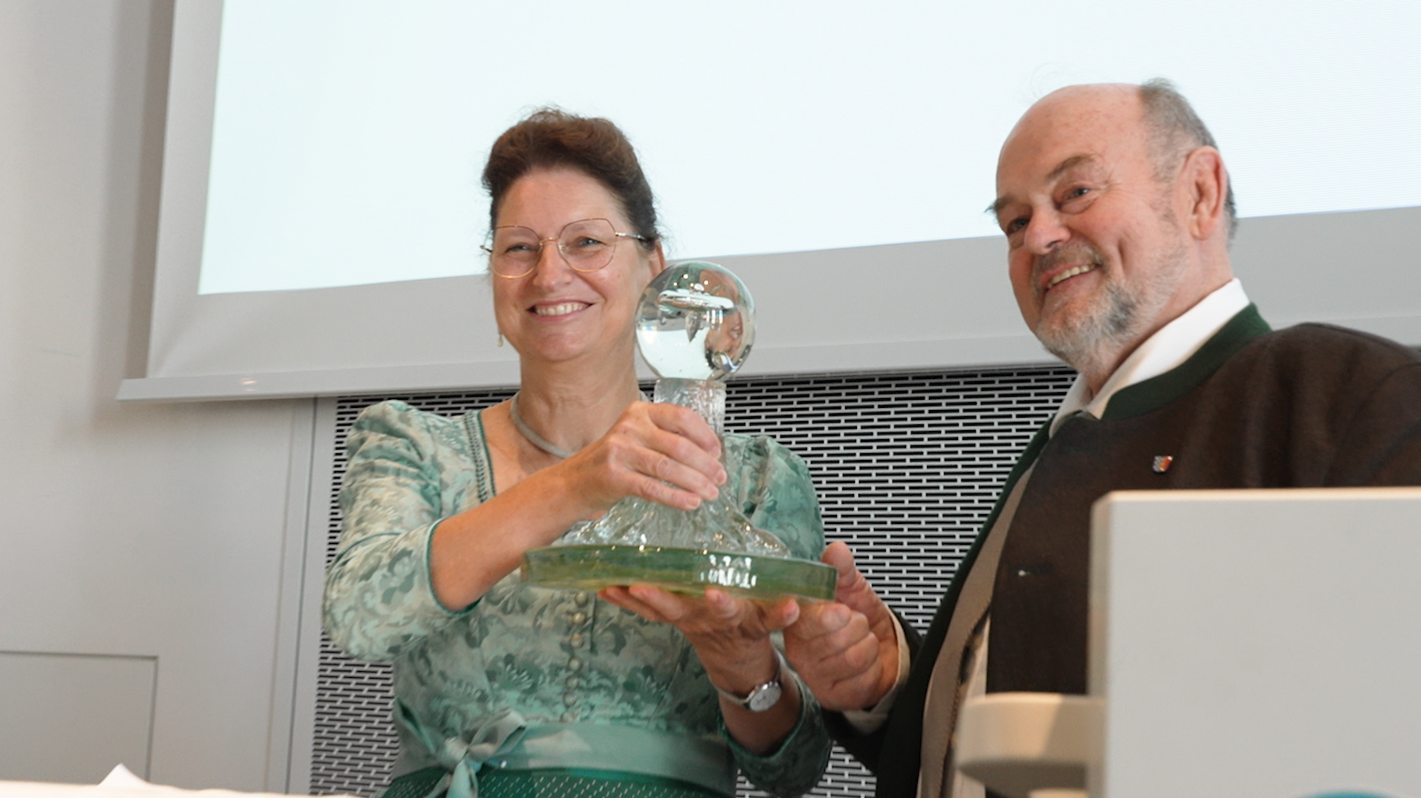 Die Europaabgeordnete und Landesbäuerin Christine Singer bekommt den Preis von "Sprachwurzel“-Erfinder Sepp Obermeier überreicht | Bild: BR/Simon Sonner Die Europaabgeordnete und Landesbäuerin Christine Singer bekommt den Preis von "Sprachwurzel“-Erfinder Sepp Obermeier überreicht
