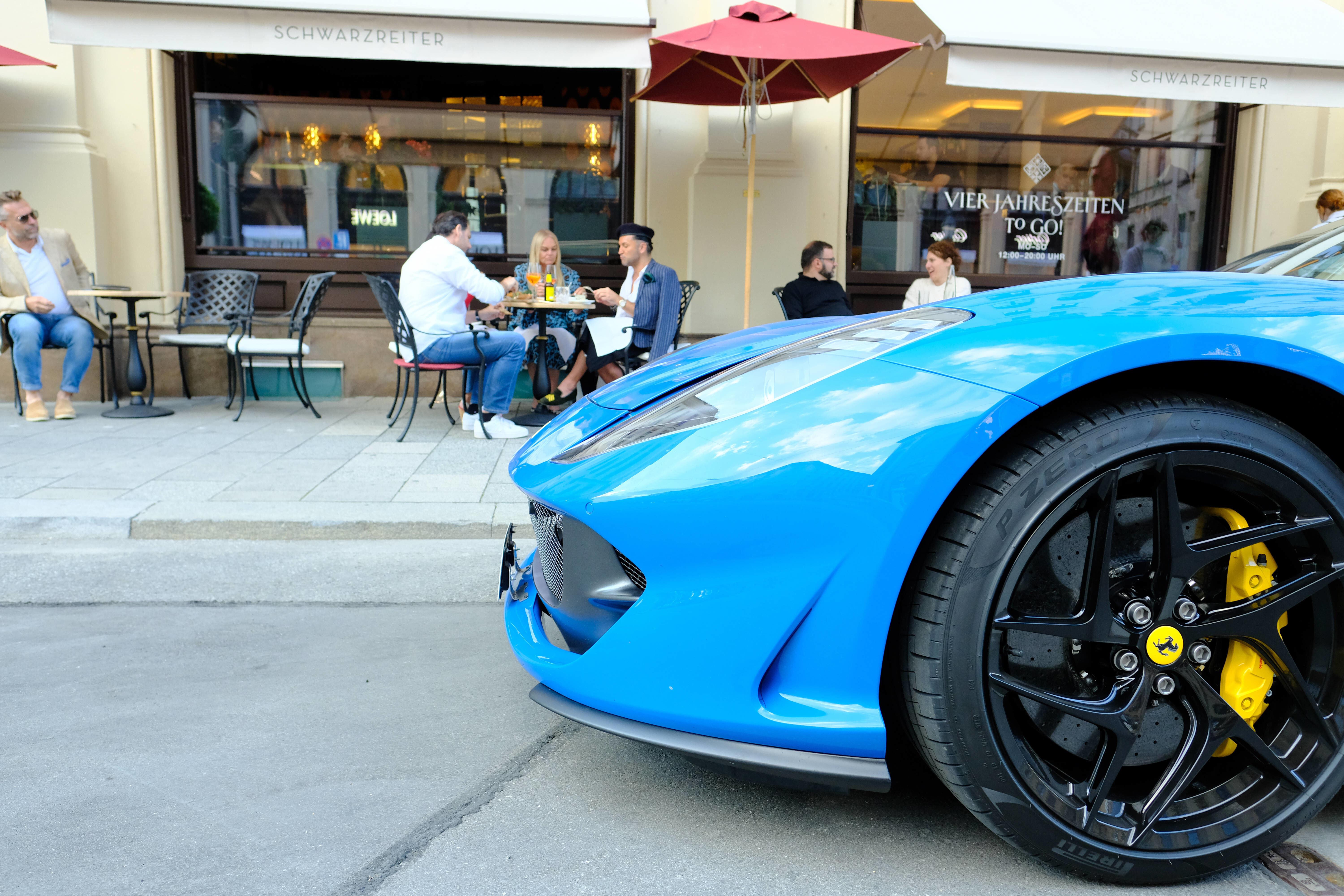 Symbolbild: Shoppen und Relaxen in der noblen Münchner Maximiliansstraße.