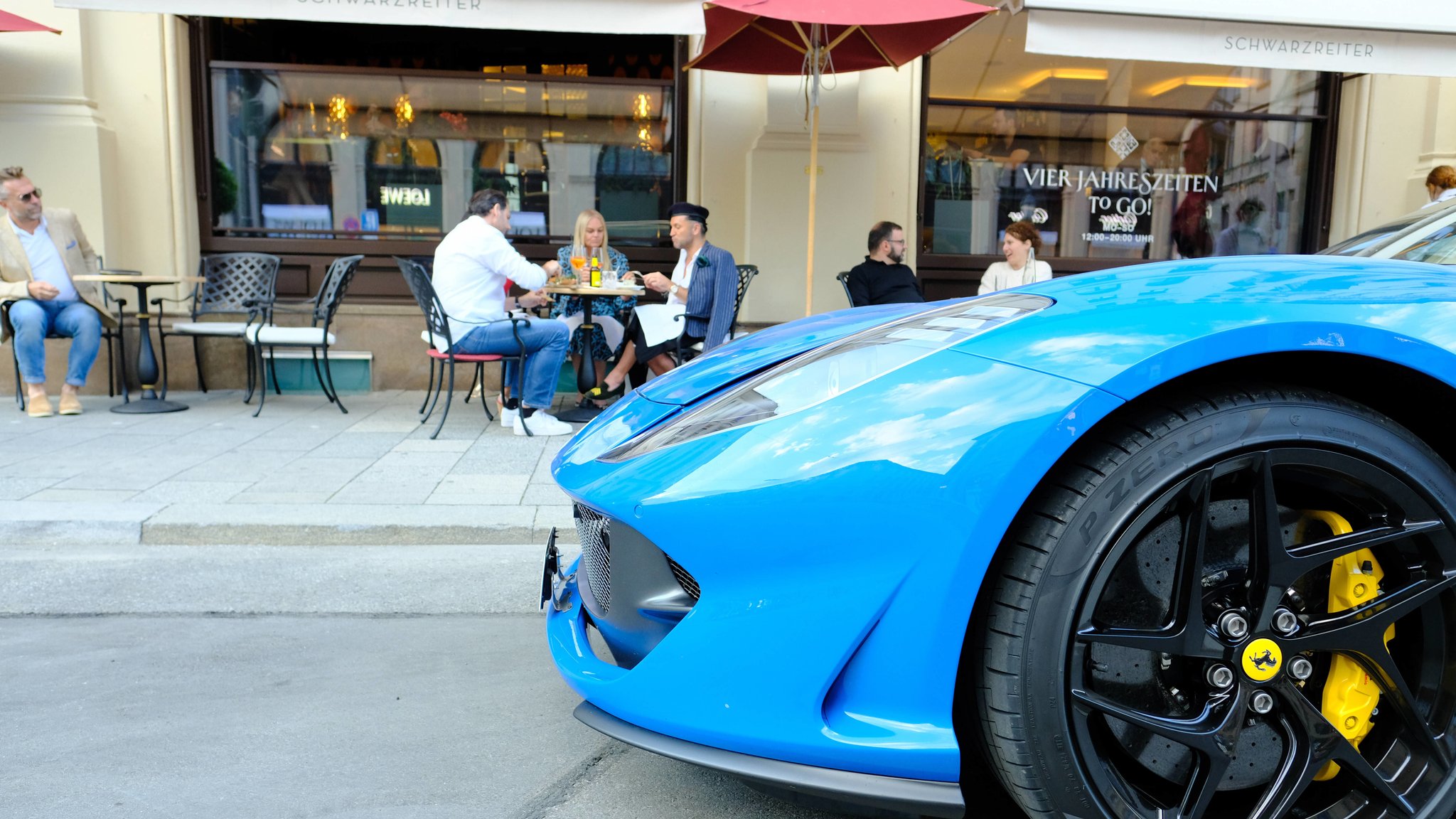 Symbolbild: Shoppen und Relaxen in der noblen Münchner Maximiliansstraße.