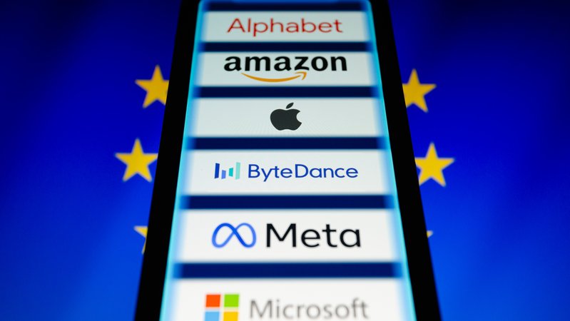 Logo von großen Tech-Firmen auf einer Flagge der EU