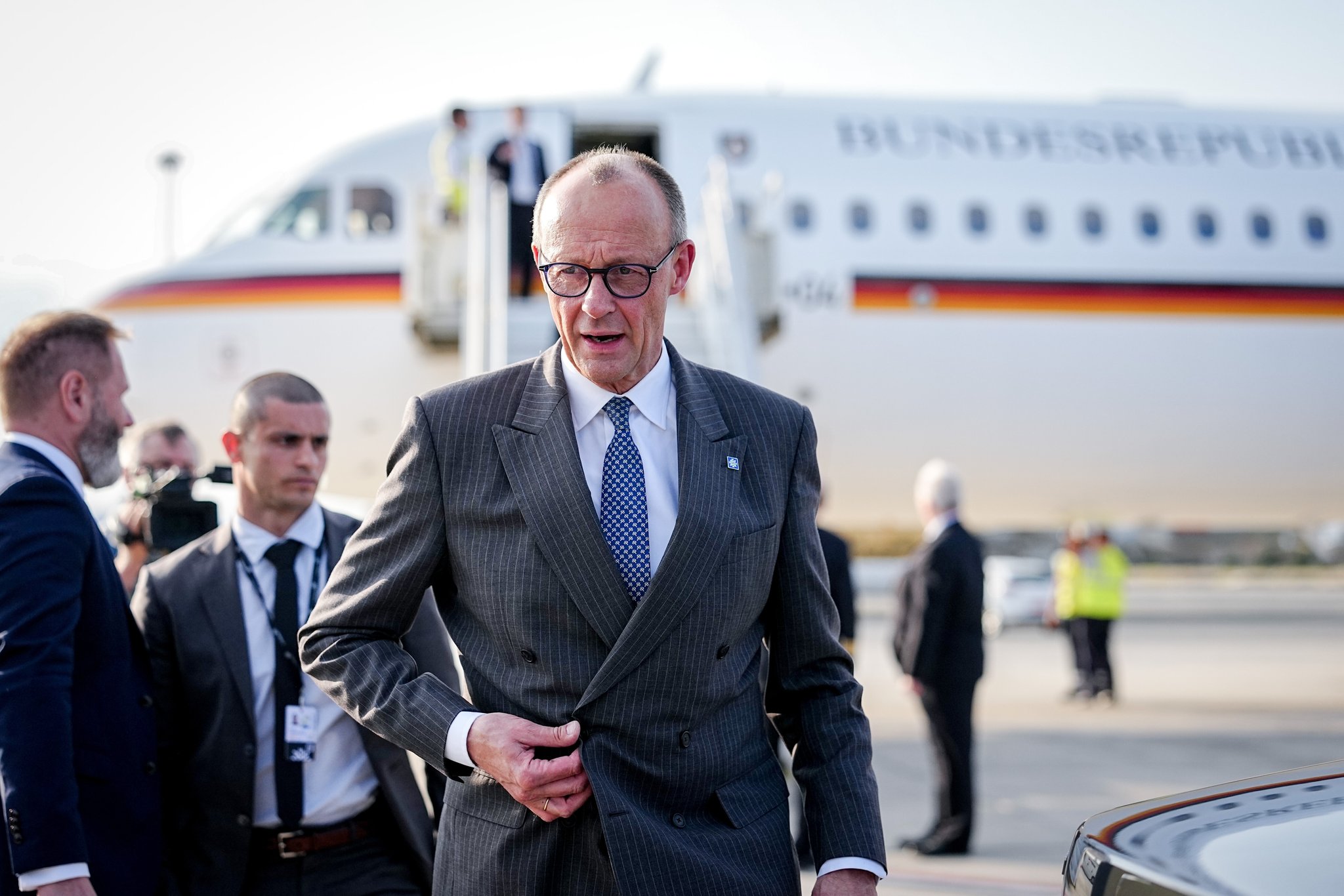 23.04.2026: Bundeskanzler Friedrich Merz (CDU) kommt für das Treffen der Staats- und Regierungschefs der EU-Staaten auf dem Flughafen Larnaka International an. Die 27 EU-Staats- und Regierungschefs sprechen heute über die Lage in Iran.