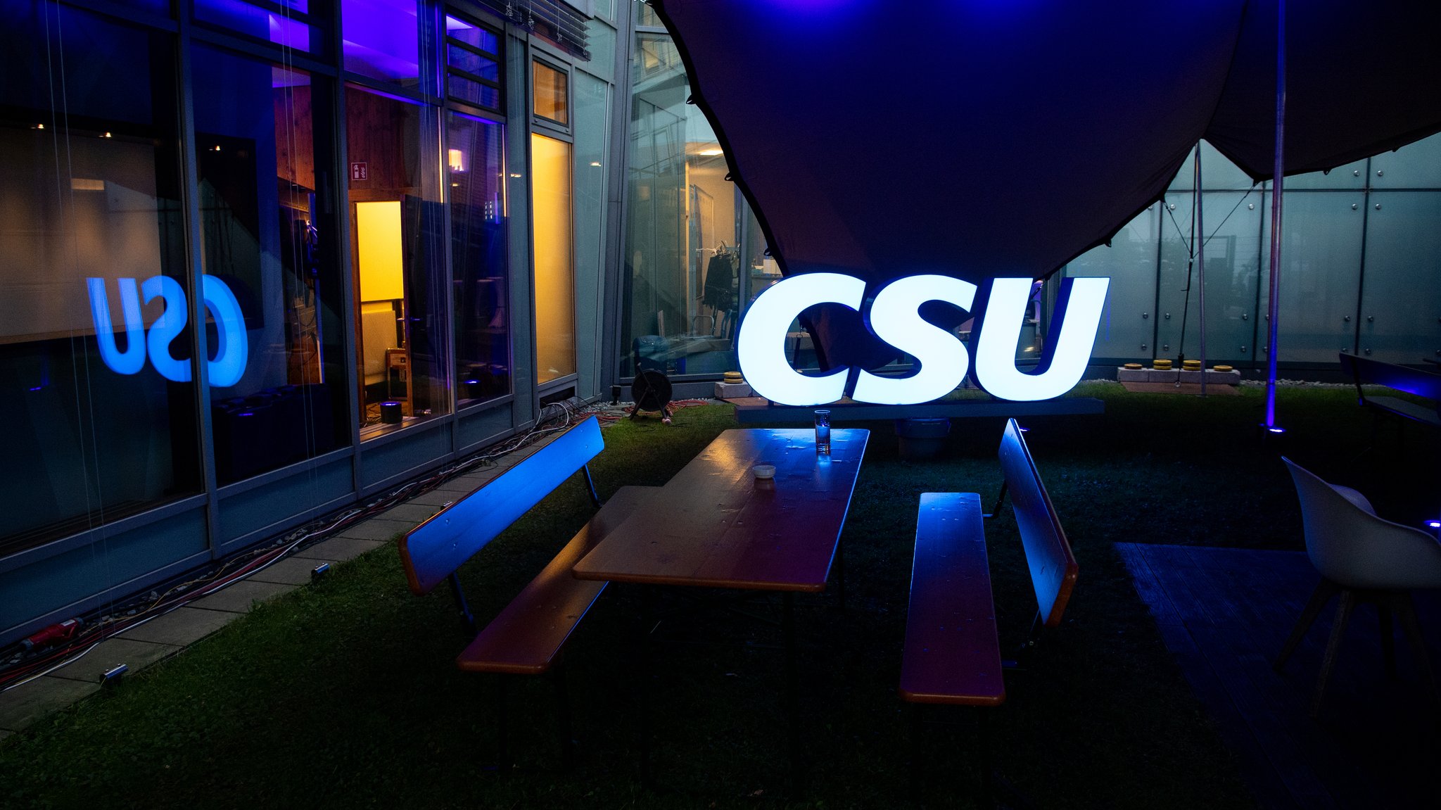 26.09.21: Das Logo der CSU steht während der Wahlparty der Partei in München im Innenhof der Parteizentrale.