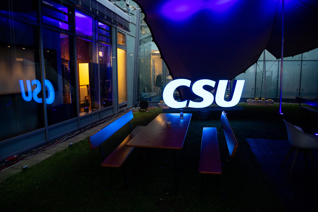 26.09.21: Das Logo der CSU steht während der Wahlparty der Partei in München im Innenhof der Parteizentrale.