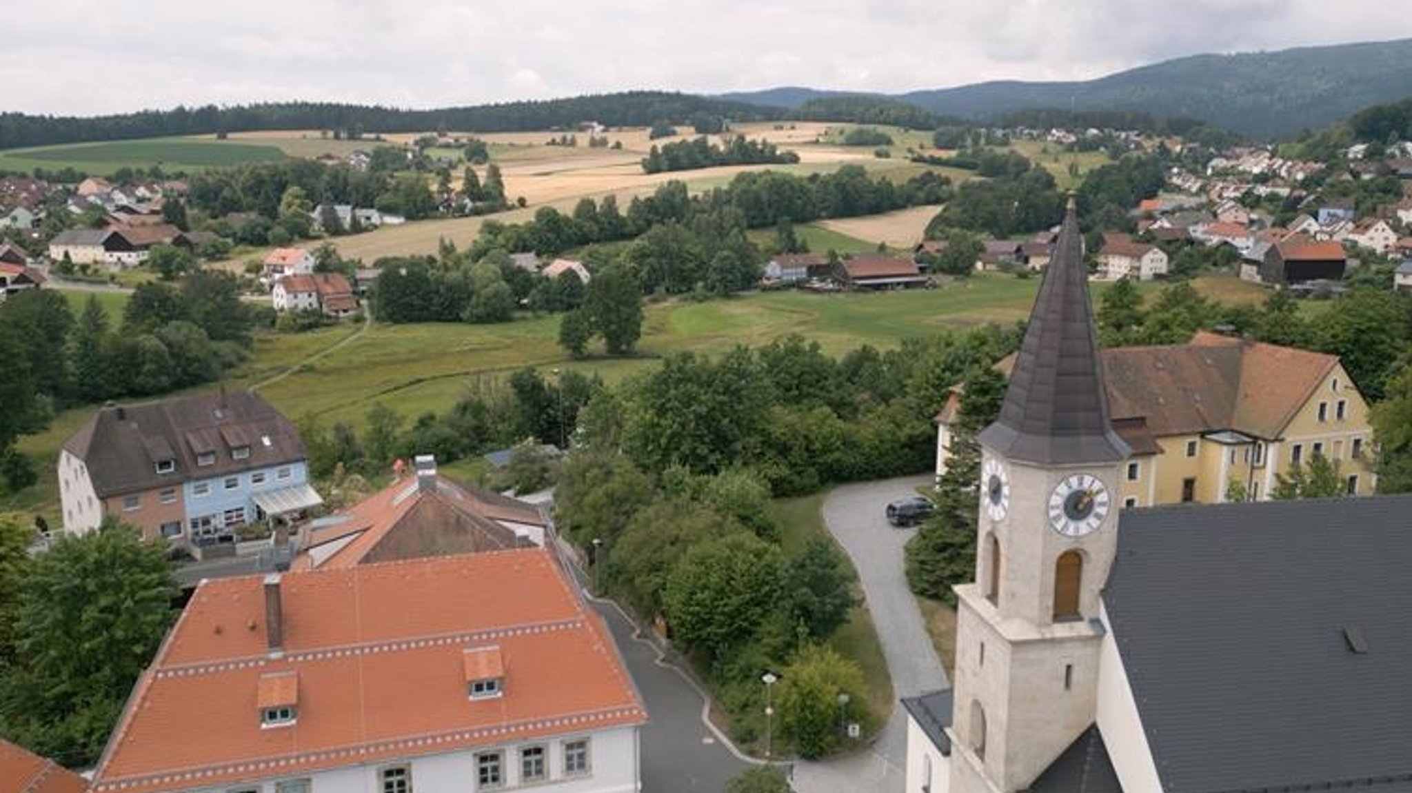 Blick von oben auf Friedenfels im Hintergrund Felder, Wälder und der Steinwald. 