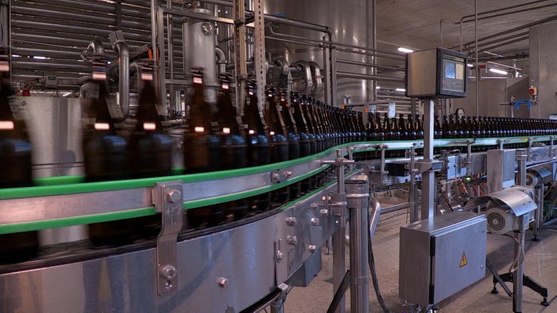 Ein Mangel an Kohlensäure gefährdet die Produktion in bayerischen Brauereien. Dieses für sie unverzichtbare Gas ist derzeit schwer zu bekommen. Erste Brauereien steigen aus der Produktion von Limo aus, um so lange wie möglich Bier abfüllen zu können.