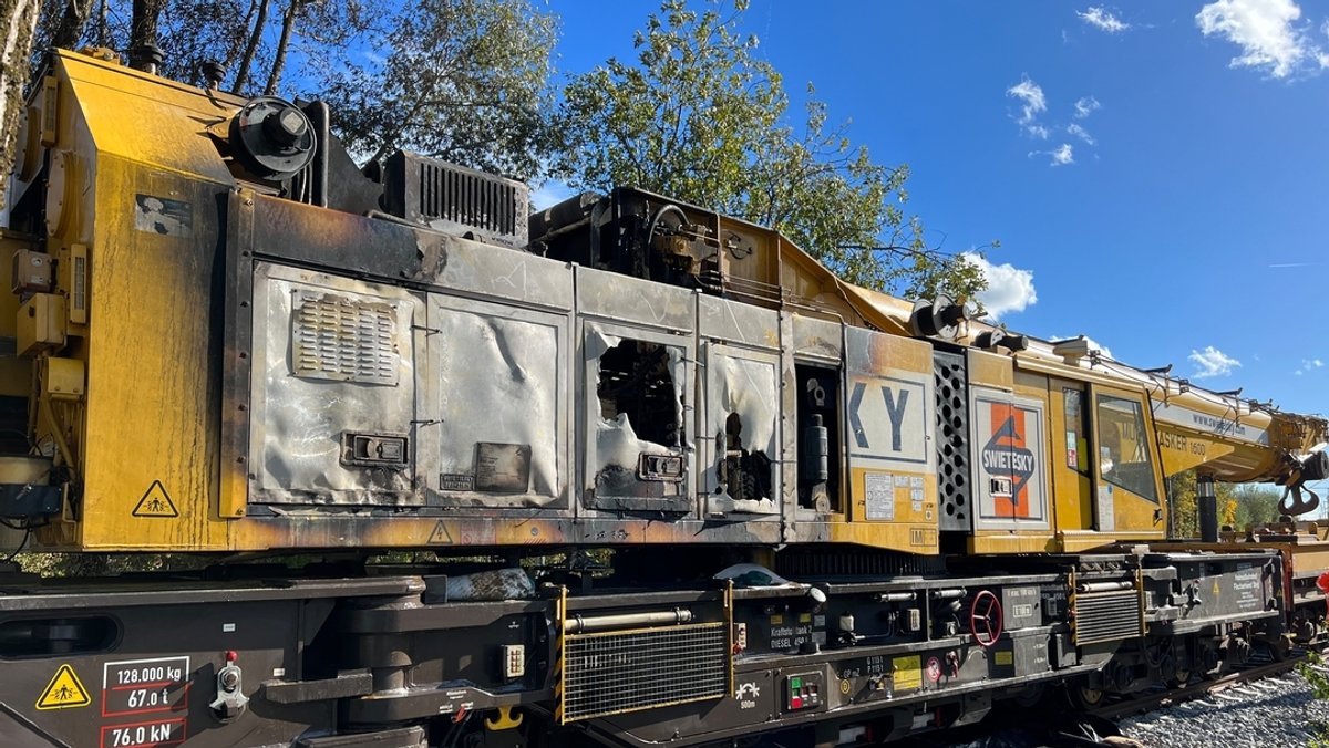 Eisenbahnkran in Brand: Erneut politisch motivierter Anschlag? 