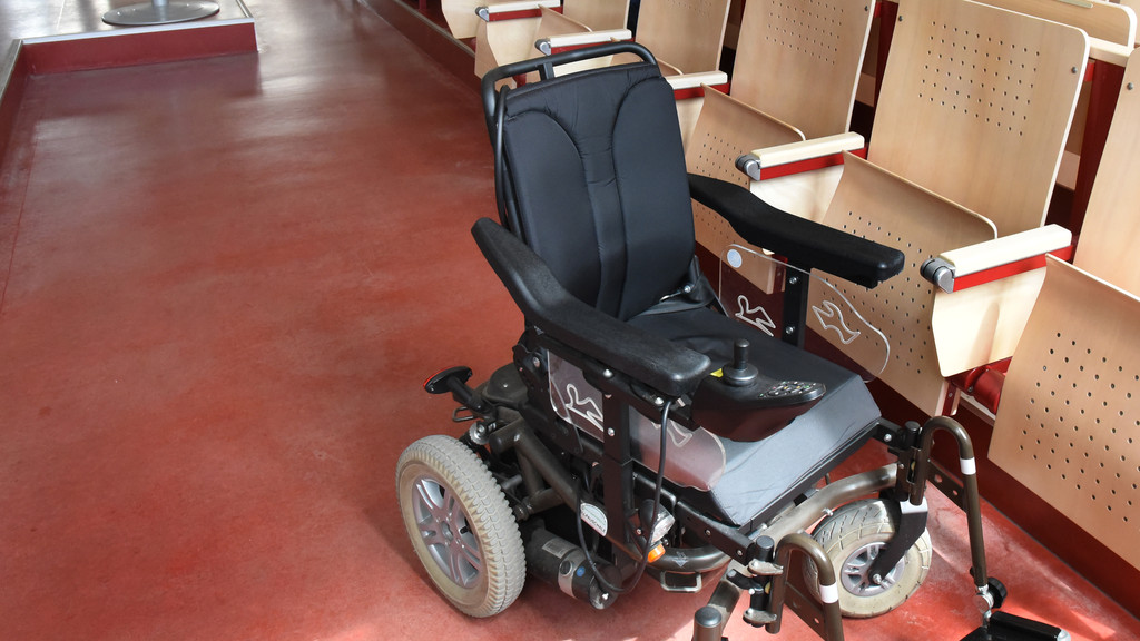 Ein Rollstuhl in einem Hörsaal.