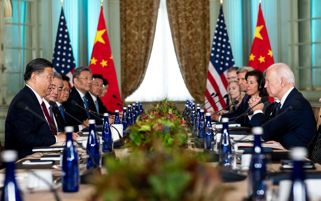 Joe Biden (r), Präsident der USA, trifft Chinas Präsident Xi Jinping (l) am Rande der Konferenz für Asiatisch-Pazifische Wirtschaftskooperation im Filoli Estate