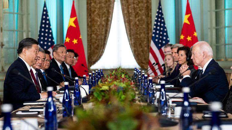 Joe Biden (r), Präsident der USA, trifft Chinas Präsident Xi Jinping (l) am Rande der Konferenz für Asiatisch-Pazifische Wirtschaftskooperation im Filoli Estate | Bild:dpa-Bildfunk/Doug Mills