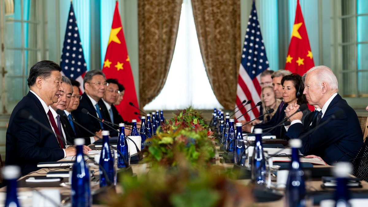 Joe Biden (r), Präsident der USA, trifft Chinas Präsident Xi Jinping (l) am Rande der Konferenz für Asiatisch-Pazifische Wirtschaftskooperation im Filoli Estate