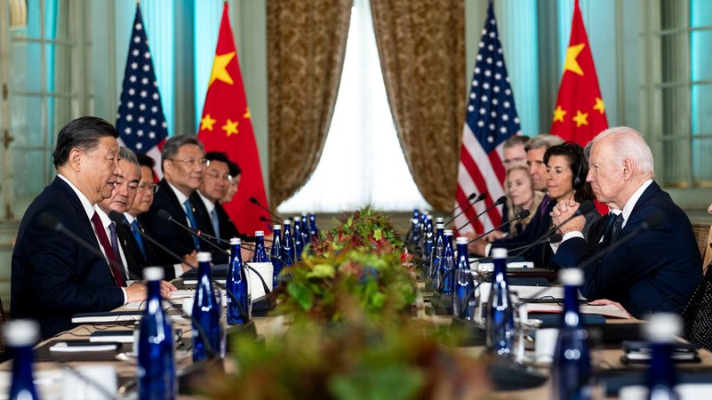 Joe Biden (r), Präsident der USA, trifft Chinas Präsident Xi Jinping (l) am Rande der Konferenz für Asiatisch-Pazifische Wirtschaftskooperation im Filoli Estate | Bild: dpa-Bildfunk/Doug Mills Joe Biden (r), Präsident der USA, trifft Chinas Präsident Xi Jinping (l) am Rande der Konferenz für Asiatisch-Pazifische Wirtschaftskooperation im Filoli Estate