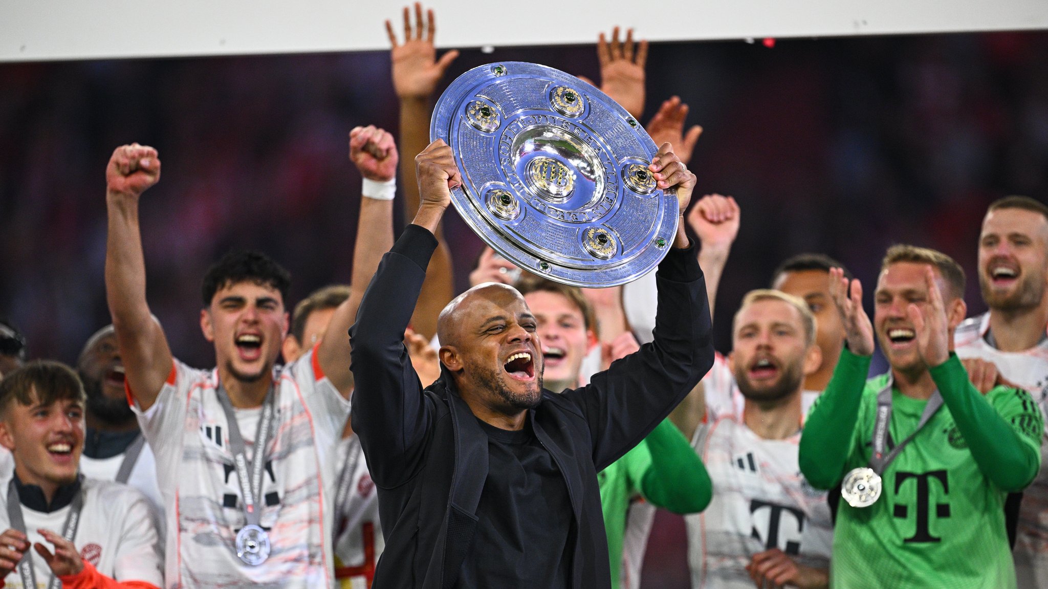 FC-Bayern-Trainer Vincent Kompany jubelt mit der Meisterschale. | Bild: picture alliance/dpa | Tom Weller FC-Bayern-Trainer Vincent Kompany jubelt mit der Meisterschale.