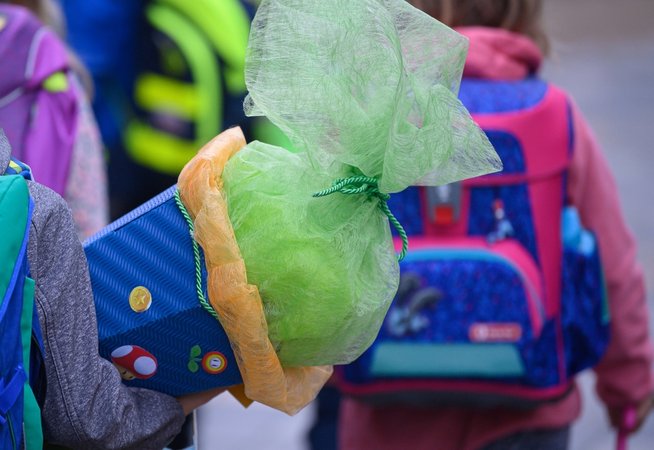 31.08.2020, Sachsen, Dresden: Ein Grundschüler einer ersten Klasse der Regenbogenschule trägt seine Zuckertüte am ersten Schultag in die Schule. Foto: Robert Michael/dpa-Zentralbild/dpa +++ dpa-Bildfunk +++