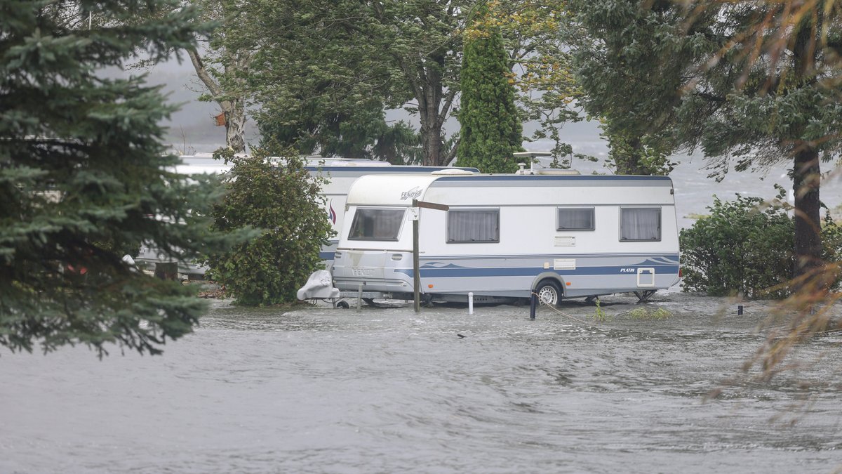 Wohnwagen im Hochwasser, aufgenommen am 20.10.2023