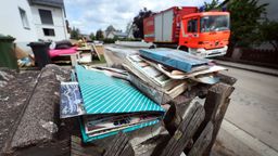 Bayern, Baar-Ebenhausen: Vom Hochwasser zerstörte Fotoalben liegen vor einem Wohnhaus. | Bild:dpa-Bildfunk/Karl-Josef Hildenbrand