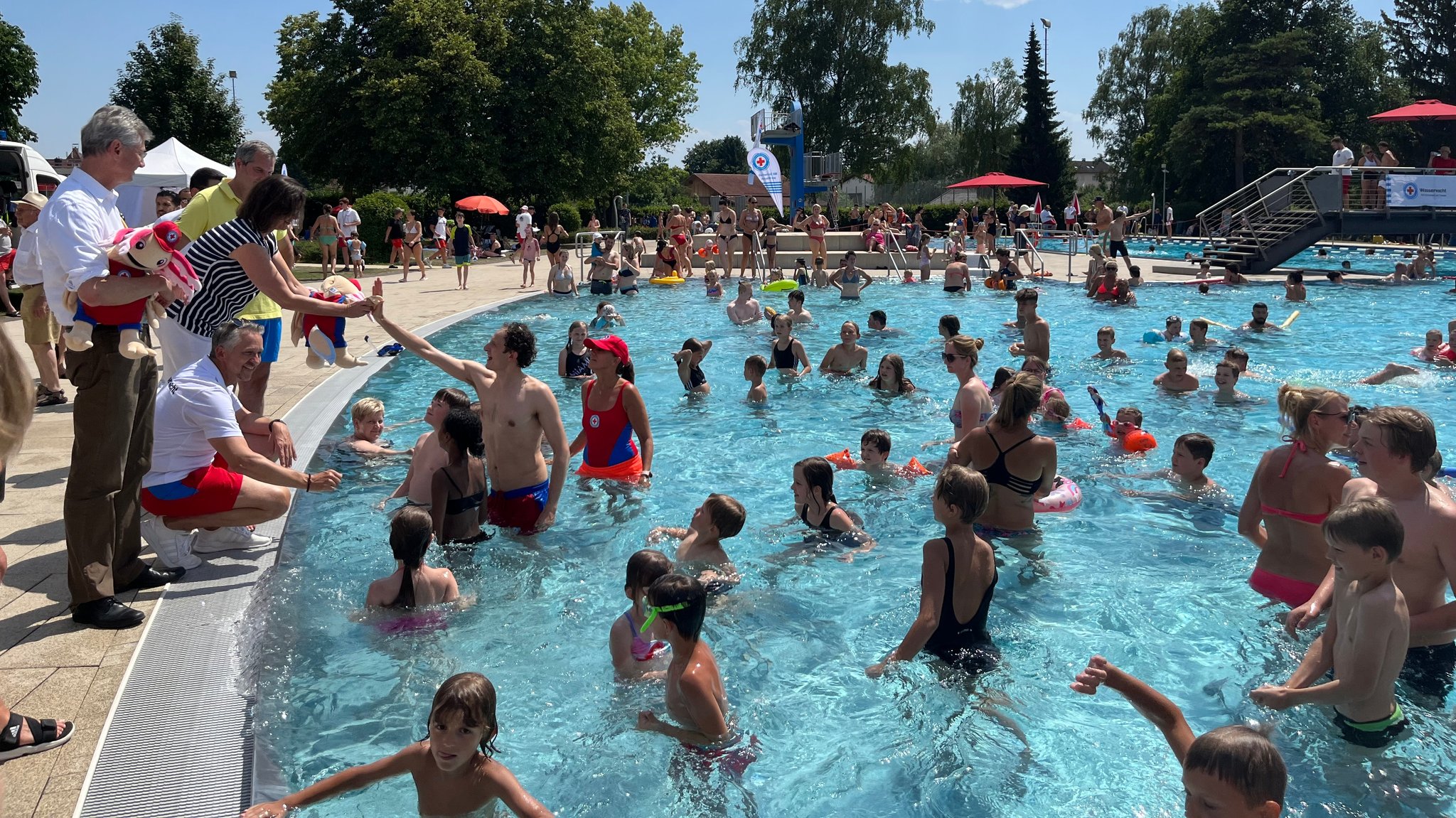 Auftakt der Aktion "Bayern schwimmt" im Grafinger Freibad mit Wasserwacht, Kultusminister Piazolo, Schirmherrin Ilse Aigner und Checker Julian.