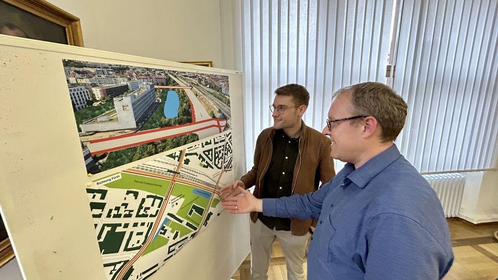 Stadträte der Grünen zeigen eine Skizze mit ihren Ideen zum Ausbau des Frankenschnellwegs