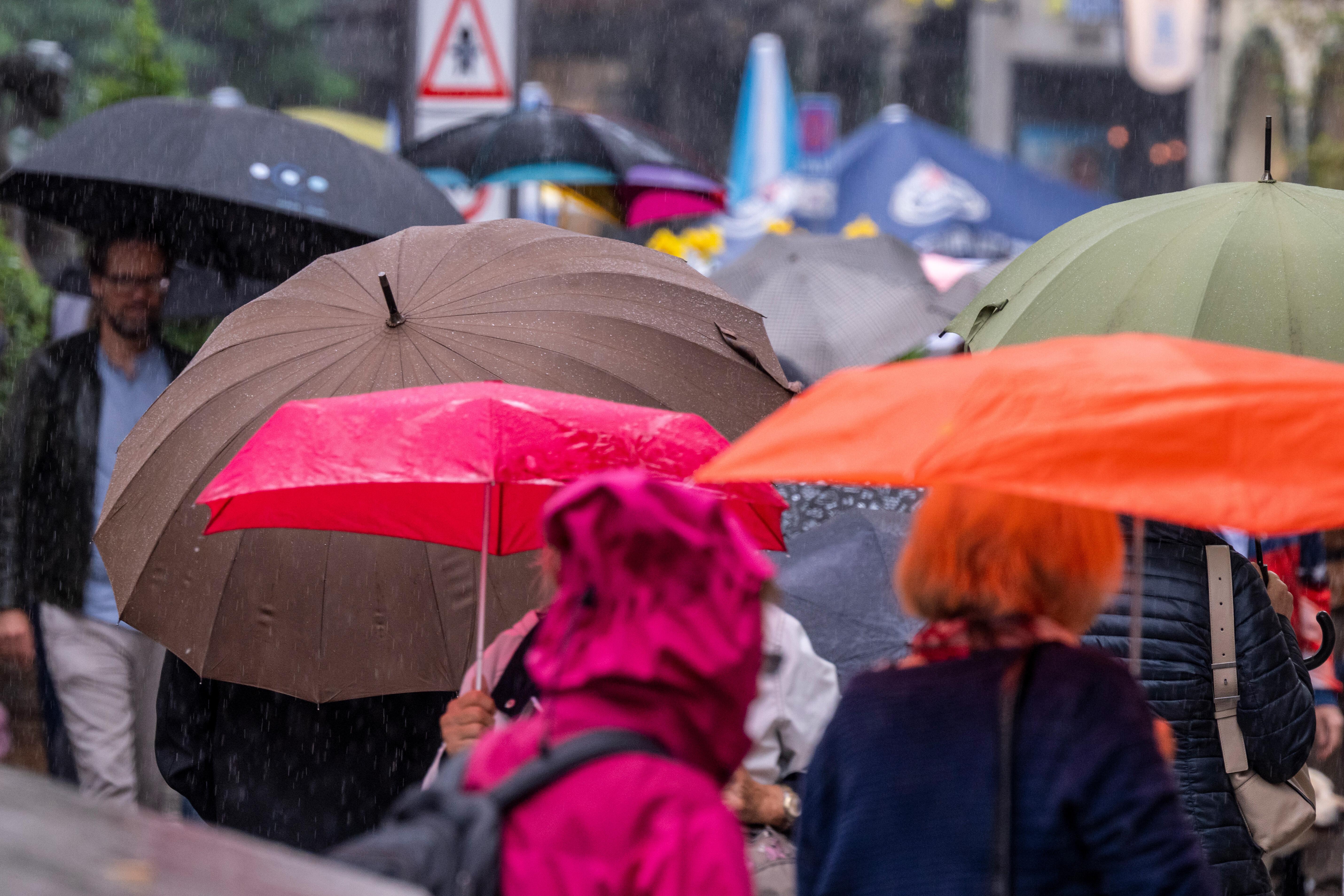 Passanten mit Regenschirmen in der Münchner Innenstadt