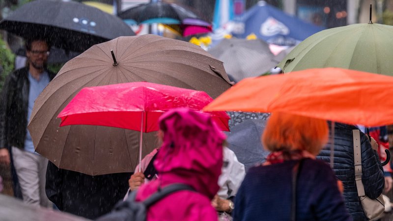 Passanten mit Regenschirmen in der Münchner Innenstadt | Bild: picture alliance/dpa | Peter Kneffel Passanten mit Regenschirmen in der Münchner Innenstadt