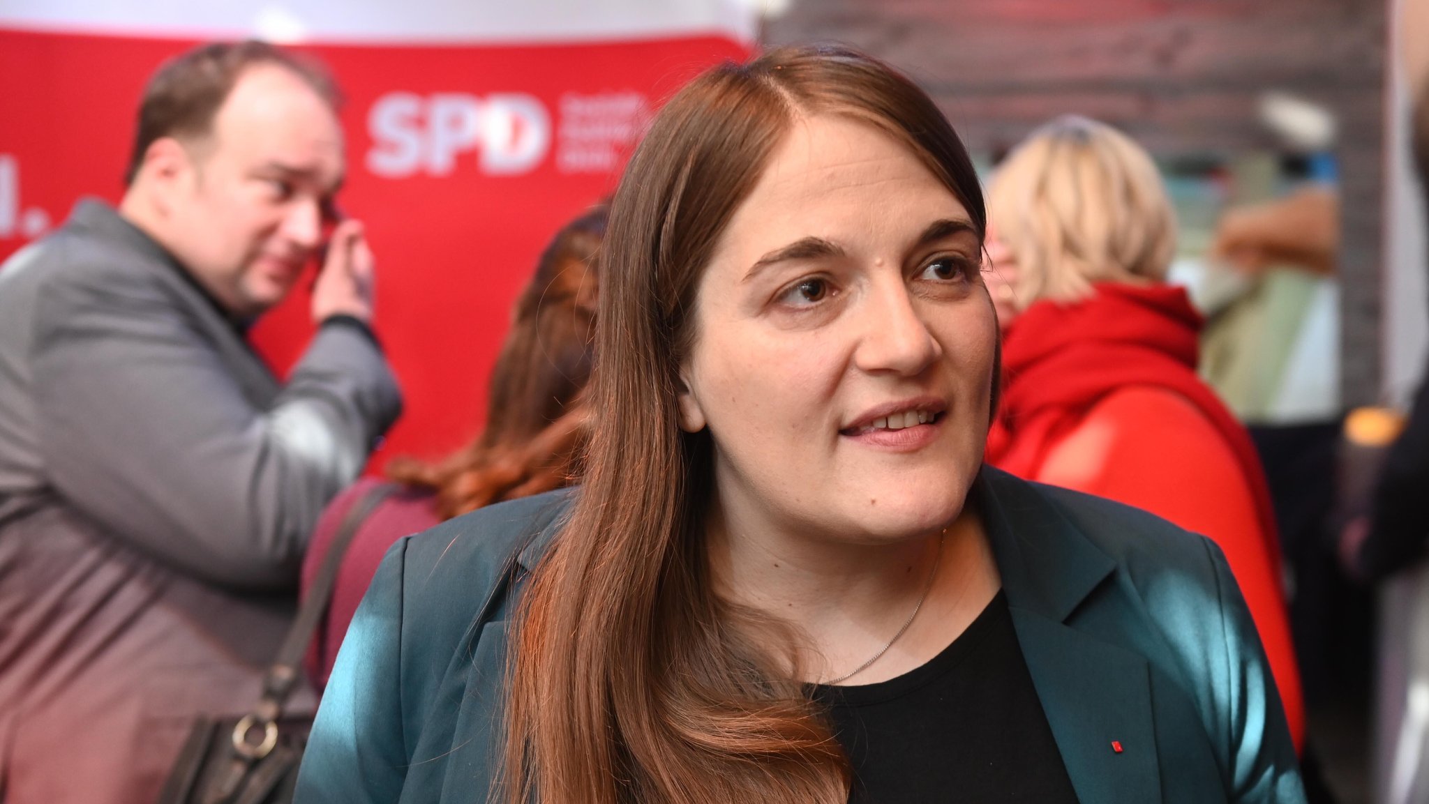 Endres und Roloff bei SPD Wahlparty am Oberanger 2025
