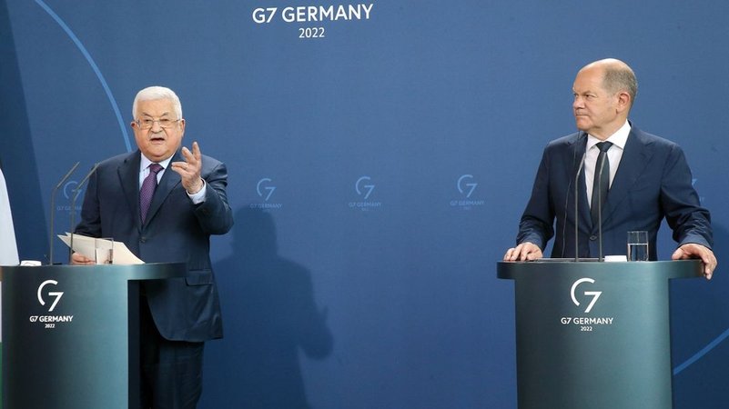 Berlin: Bundeskanzler Olaf Scholz (SPD) und Mahmoud Abbas (l), Präsident der Palästinensischen Autonomiebehörde.