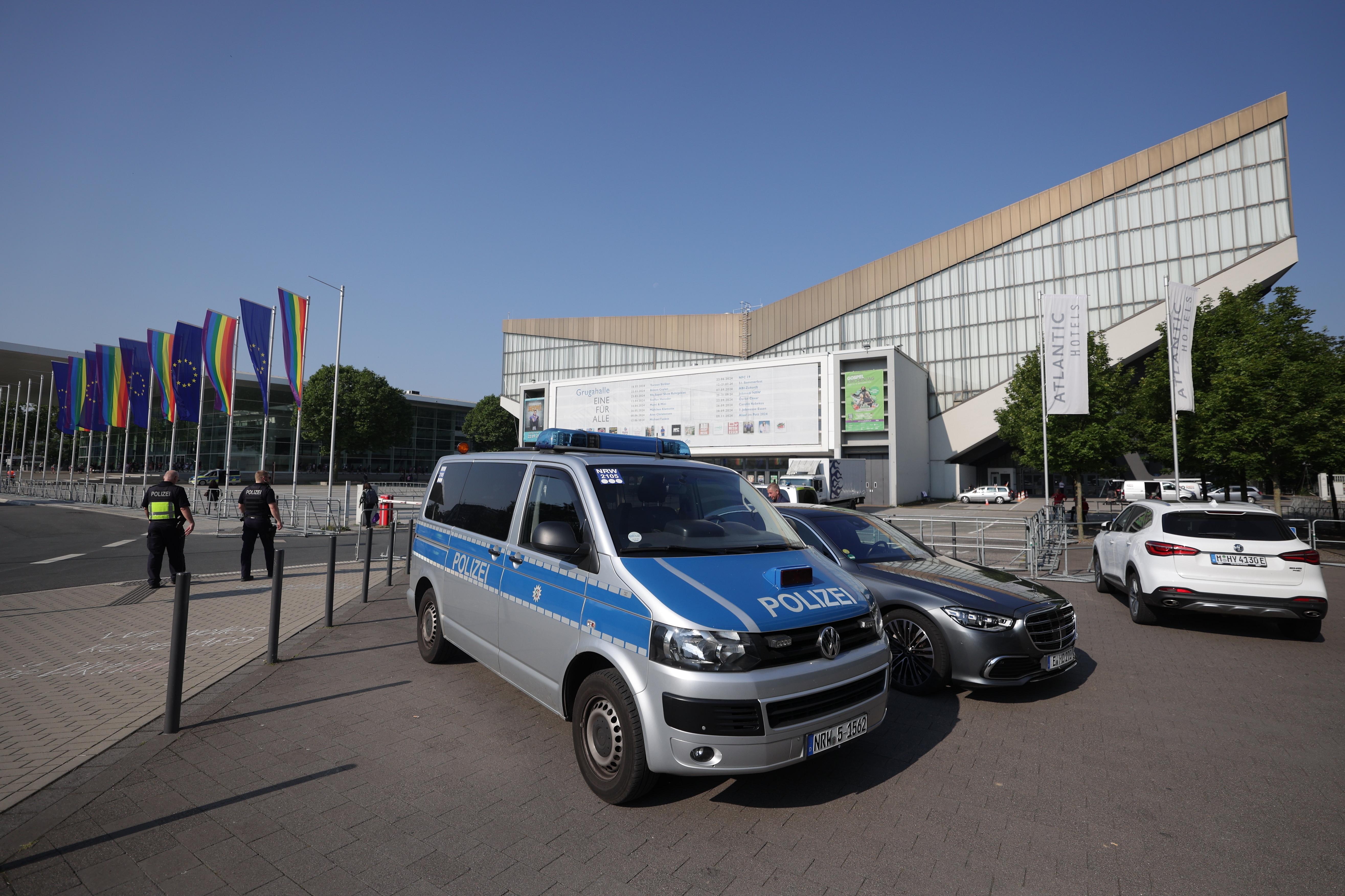 Ein Polizeifahrzeug steht vor der Essener Grugahalle, wo am Wochenende die AfD ihren Parteitag abhalten wird. 