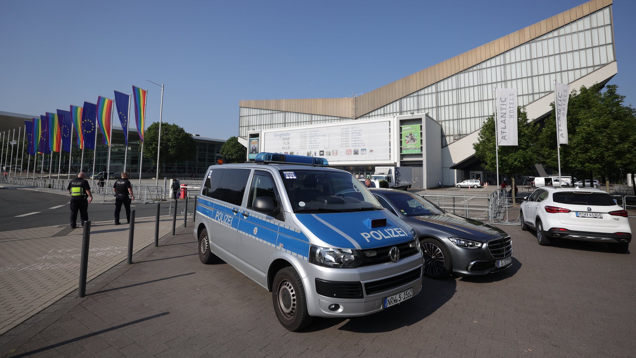 Ein Polizeifahrzeug steht vor der Essener Grugahalle, wo am Wochenende die AfD ihren Parteitag abhalten wird. 