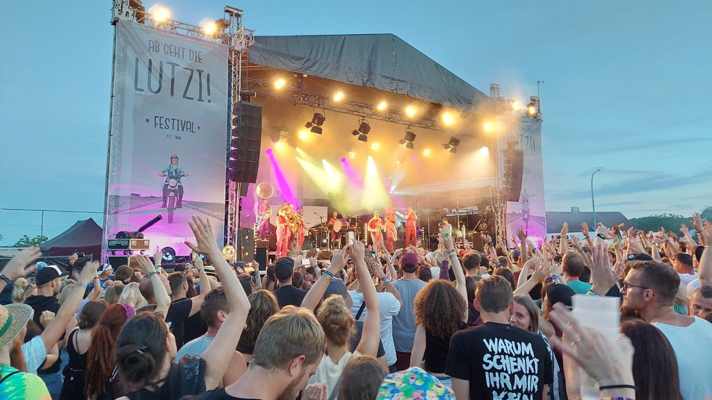 Das Lutzi-Festival im Landkreis Bad Kissingen: auf der Bühne spielt die Band "Moop Mama", davor stehen Zuschauer.