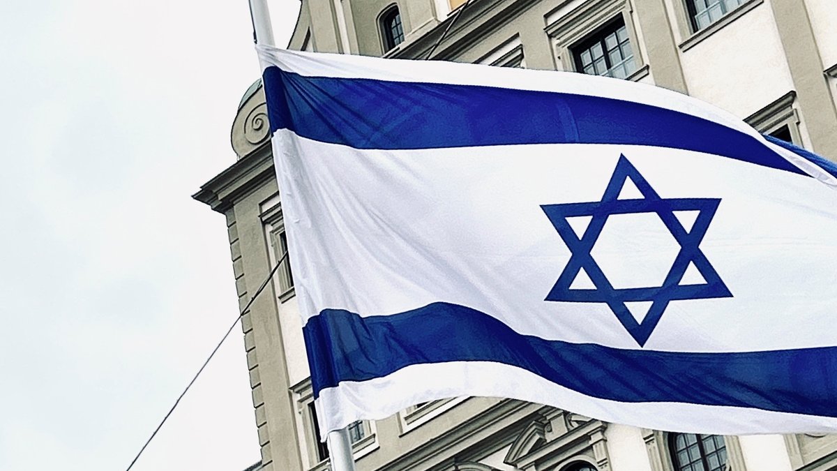 Eine Israel-Flagge hängt vor dem Augsburger Rathaus