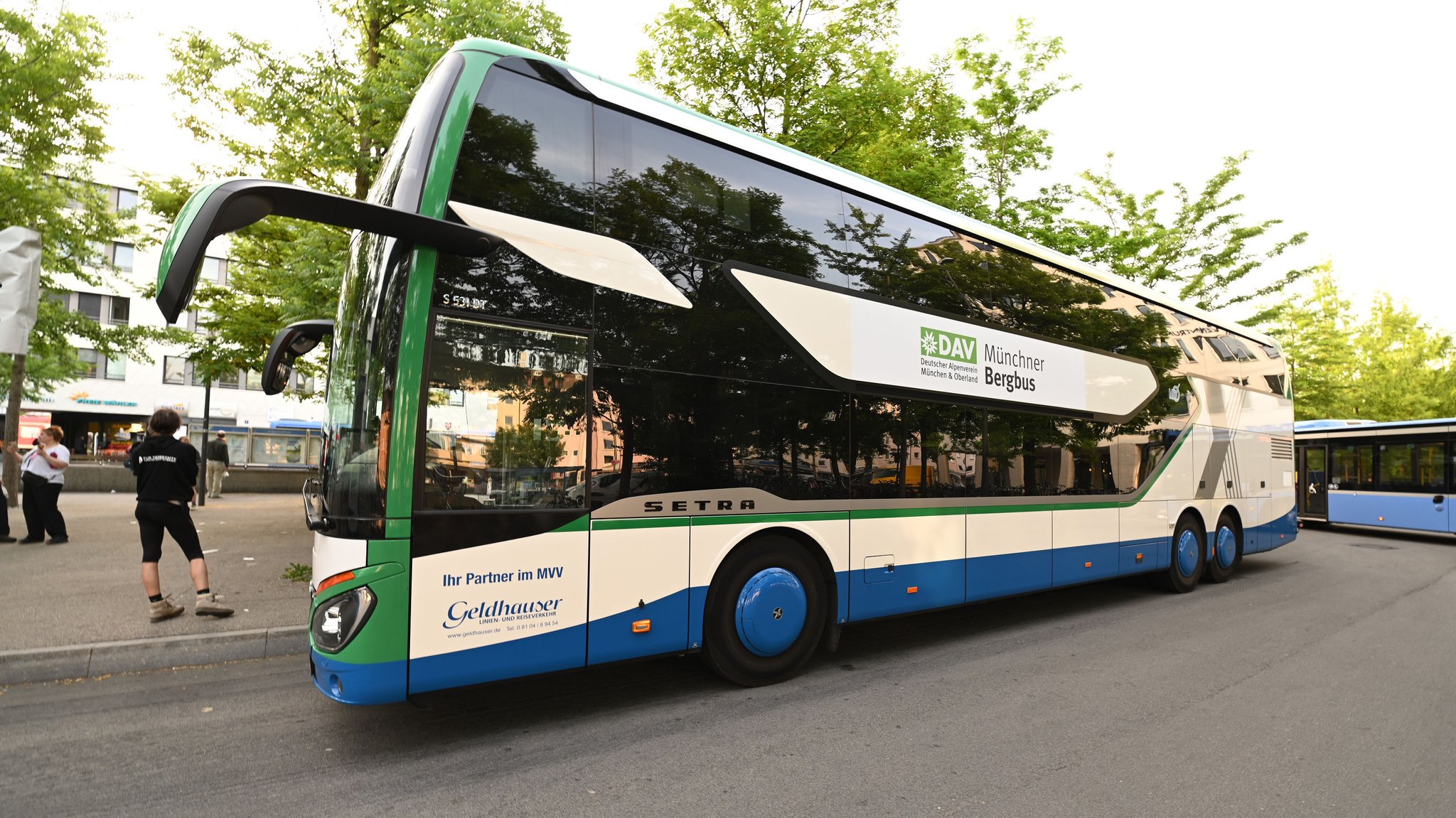 Blick auf den Münchner Bergbus, hier am Giesinger Bahnhof.