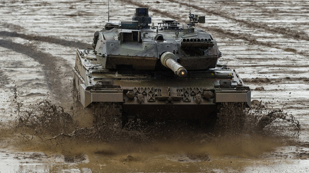 Ein Kampfpanzer der Bundeswehr vom Typ Leopard 2A6 fährt während einer Gefechtsvorführung über einen Übungsplatz.