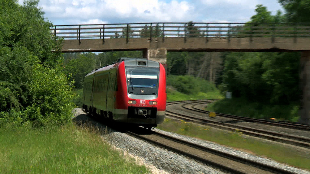 Ein Zug fährt auf Schienen.