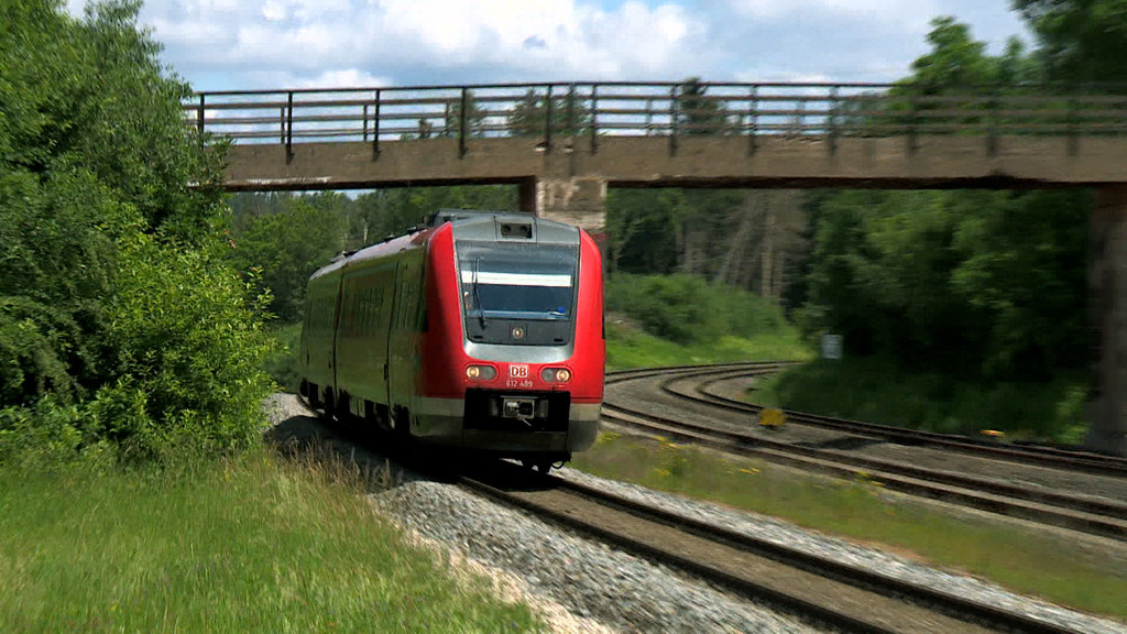 Ein Zug fährt auf Schienen. | Bild: Bayerischer Rundfunk 2022 Ein Zug fährt auf Schienen.