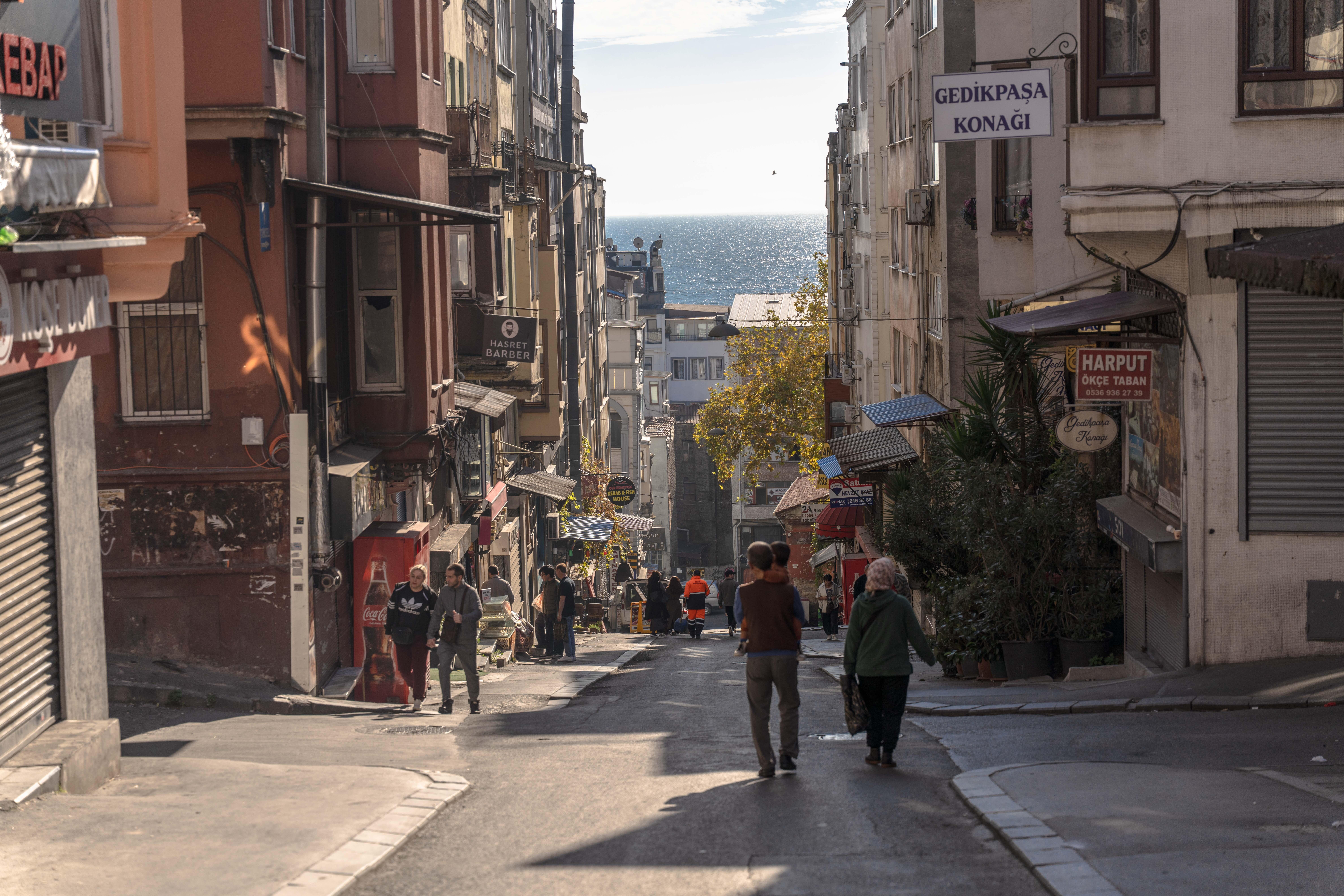 Menschen gehen im Stadtteil Fatih die Straße entlang. Nach dem Tod einer Mutter und ihrer zwei Kinder aus Hamburg im Türkeiurlaub ist ihr Hotel in Istanbul evakuiert worden. Das Hotel war in den Fokus der Ermittlungen geraten, nachdem zwei weitere Touristen mit Vergiftungserscheinungen ins Krankenhaus eingeliefert worden waren.