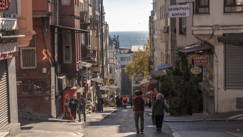 Menschen gehen im Stadtteil Fatih die Straße entlang. Nach dem Tod einer Mutter und ihrer zwei Kinder aus Hamburg im Türkeiurlaub ist ihr Hotel in Istanbul evakuiert worden. Das Hotel war in den Fokus der Ermittlungen geraten, nachdem zwei weitere Touristen mit Vergiftungserscheinungen ins Krankenhaus eingeliefert worden waren. | Bild: picture alliance/dpa | Ahmed Deeb Menschen gehen im Stadtteil Fatih die Straße entlang. Nach dem Tod einer Mutter und ihrer zwei Kinder aus Hamburg im Türkeiurlaub ist ihr Hotel in Istanbul evakuiert worden. Das Hotel war in den Fokus der Ermittlungen geraten, nachdem zwei weitere Touristen mit Vergiftungserscheinungen ins Krankenhaus eingeliefert worden waren.