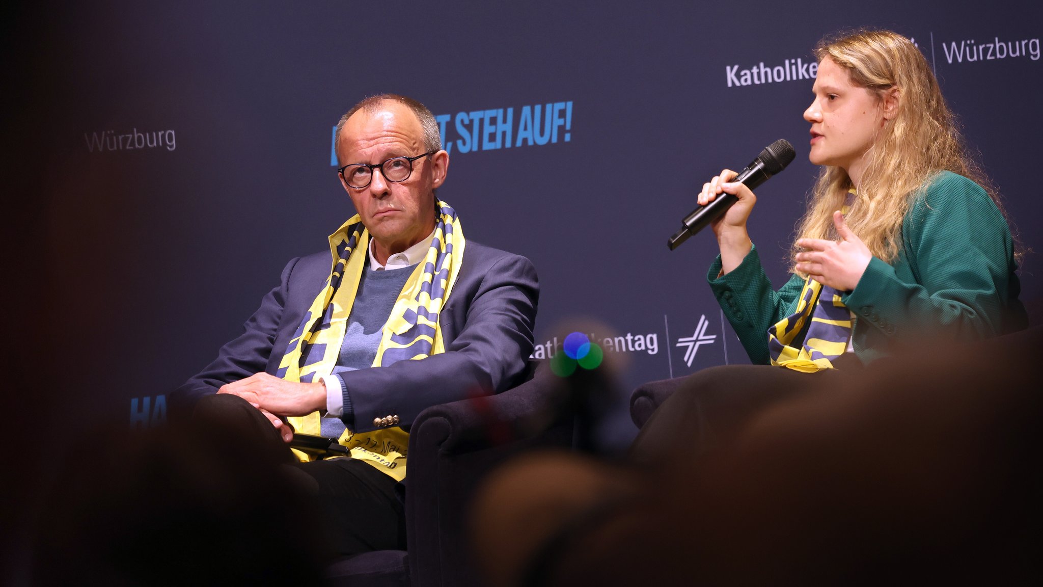 Merz im Gespräch mit Lisa Quarch, der Geistlichen Leiterin des Bundes der Deutschen Katholischen Jugend. | Bild: picture alliance/dpa | Karl-Josef Hildenbrand Merz im Gespräch mit Lisa Quarch, der Geistlichen Leiterin des Bundes der Deutschen Katholischen Jugend.