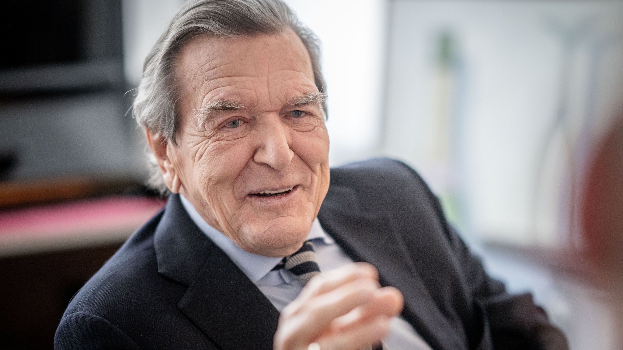 ARCHIV - 14.03.2024, Niedersachsen, Hannover: Gerhard Schröder (SPD), Bundeskanzler von 1998 bis 2005, aufgenommen in seiner Kanzlei. (zu dpa: «Putin bringt Altkanzler Schröder als Vermittler ins Gespräch») Foto: Michael Kappeler/dpa +++ dpa-Bildfunk +++ | Bild: dpa-Bildfunk/Michael Kappeler ARCHIV - 14.03.2024, Niedersachsen, Hannover: Gerhard Schröder (SPD), Bundeskanzler von 1998 bis 2005, aufgenommen in seiner Kanzlei. (zu dpa: «Putin bringt Altkanzler Schröder als Vermittler ins Gespräch») Foto: Michael Kappeler/dpa +++ dpa-Bildfunk +++