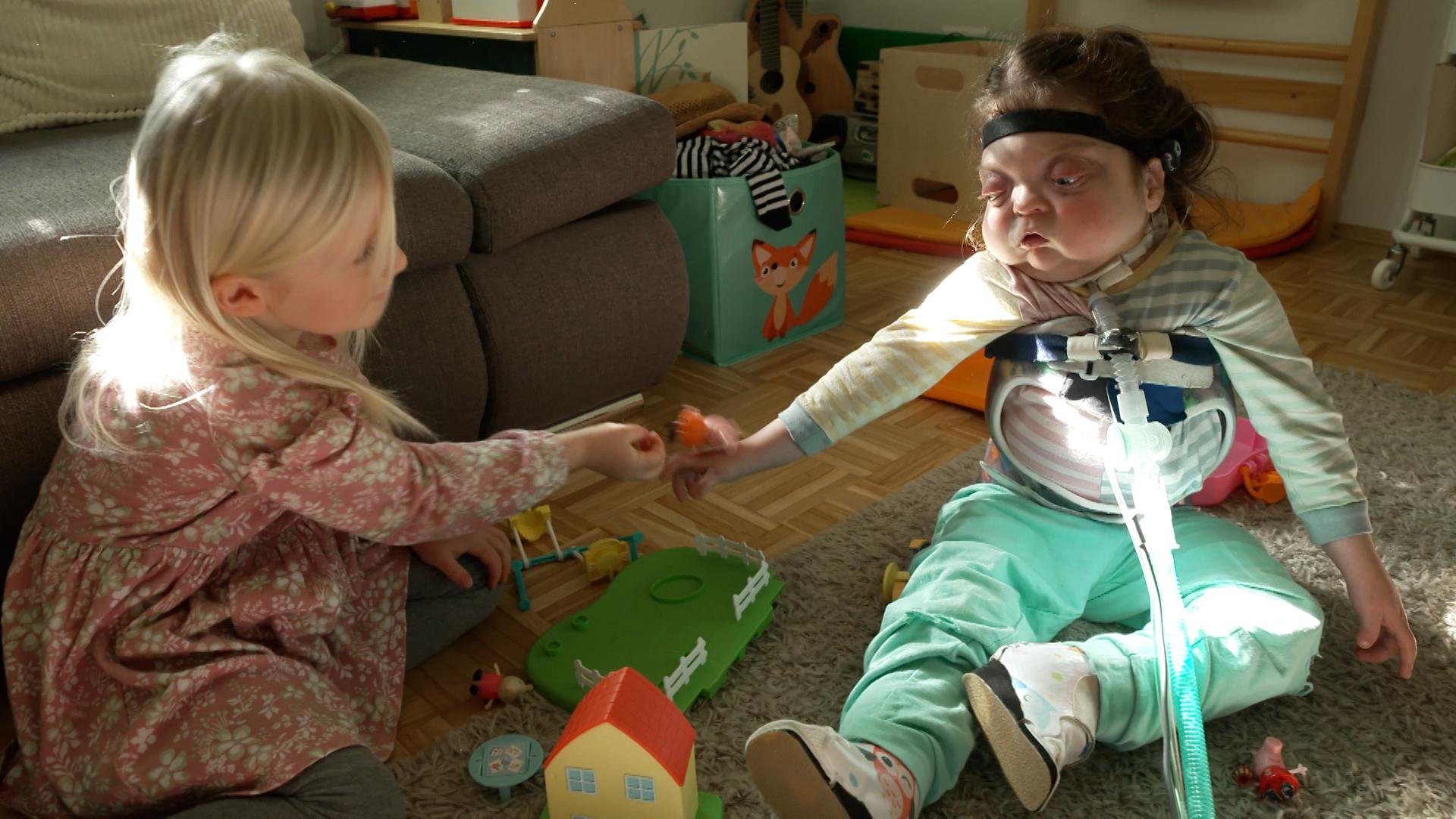 Die vierjährige Marie ist lebensfroh - leidet aber unter einem seltenen Gendefekt und muss beatmet werden.