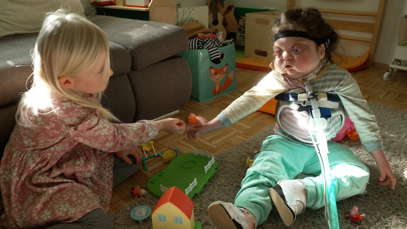 Die vierjährige Marie ist lebensfroh - leidet aber unter einem seltenen Gendefekt und muss beatmet werden. | Bild: BR 2025 Die vierjährige Marie ist lebensfroh - leidet aber unter einem seltenen Gendefekt und muss beatmet werden.