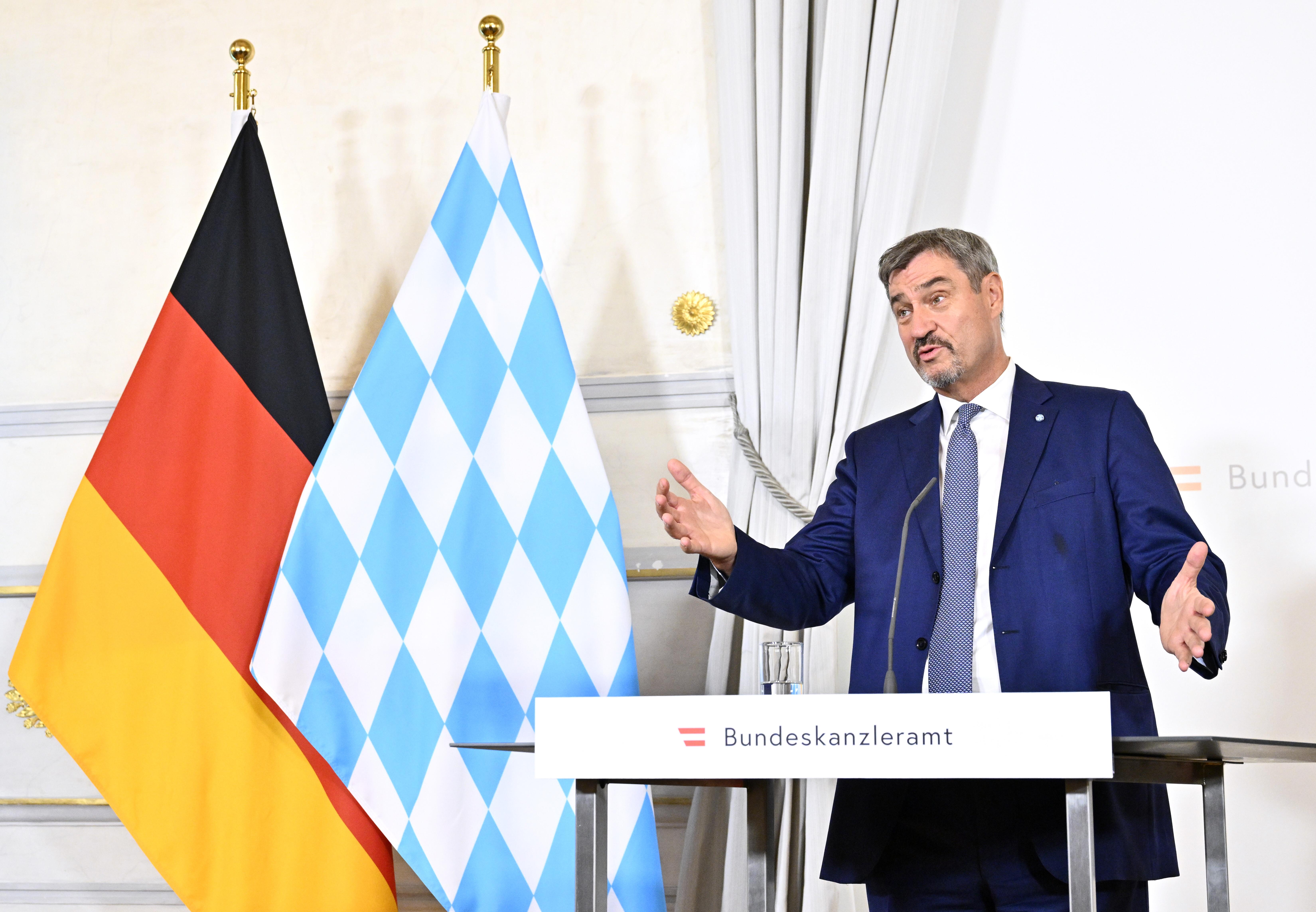 Archivbild: Ministerpräsident Söder mit bayerischer Flagge 