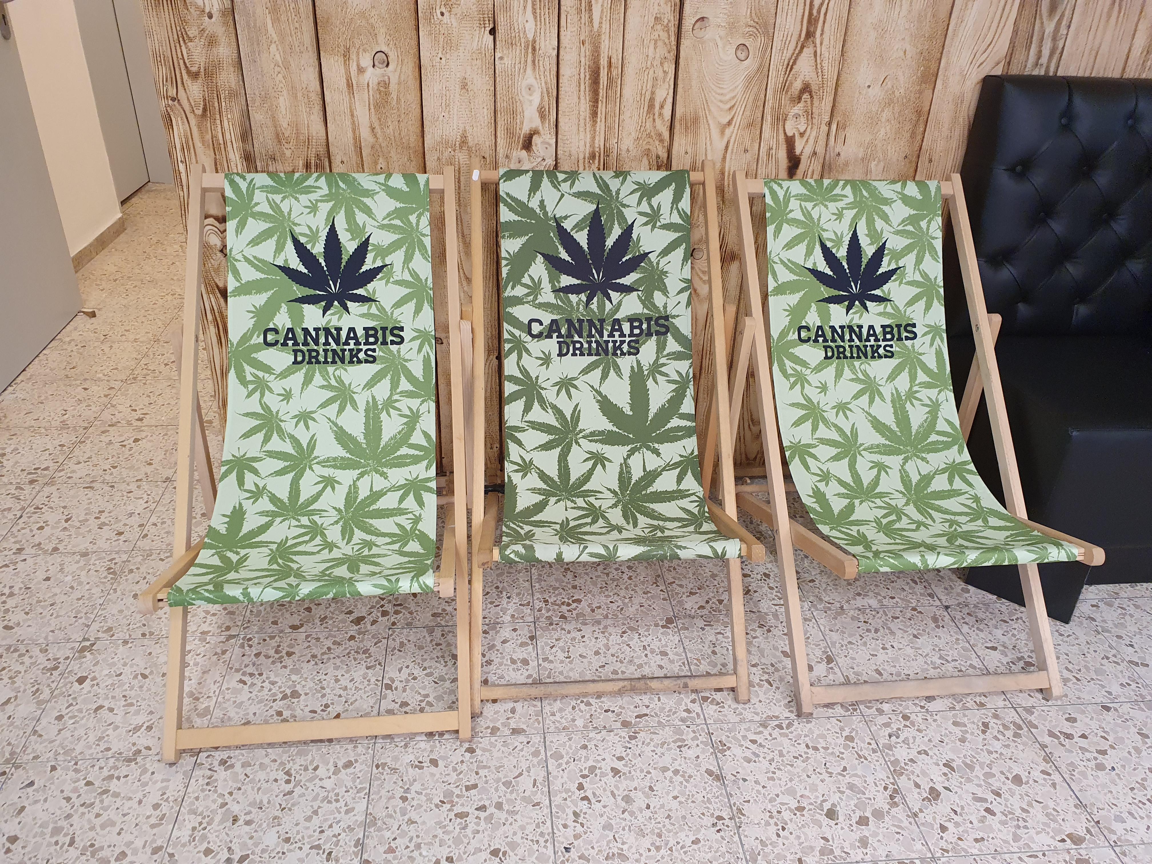 Liegestühle mit Cannabis-Motiv in Aschheimer Hanf-Laden