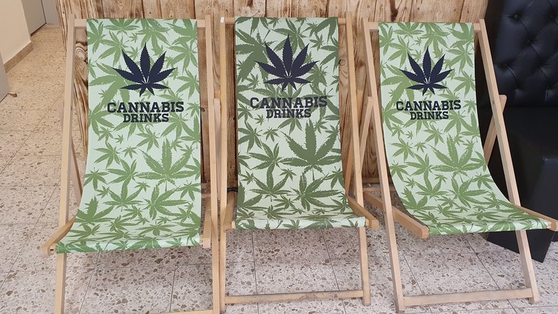 Liegestühle mit Cannabis-Motiv in Aschheimer Hanf-Laden