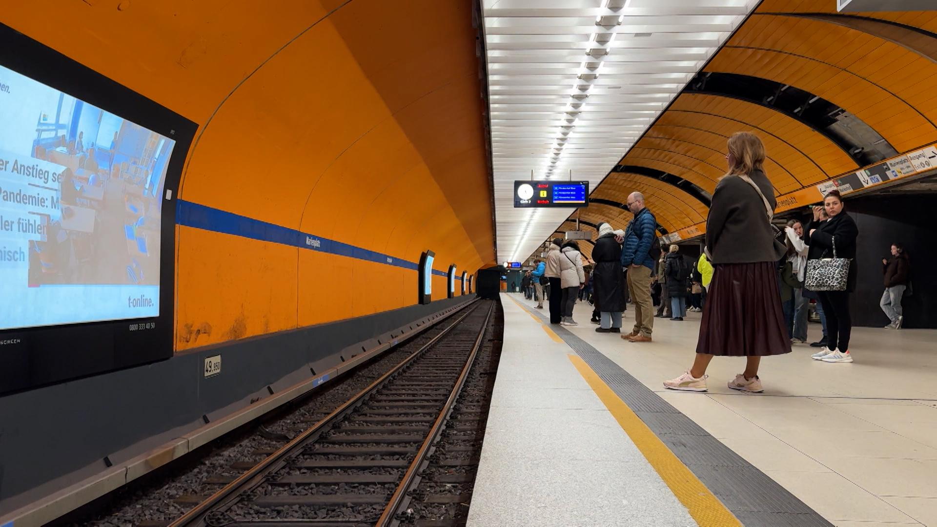 Der Verkehr stockt, doch das große Chaos bleibt bislang aus. Seit dem Vormittag wird in München der ÖPNV bestreikt. 
